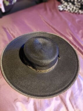 Women's Black Wide-Brim Straw Sun Hat with Breathable Crown